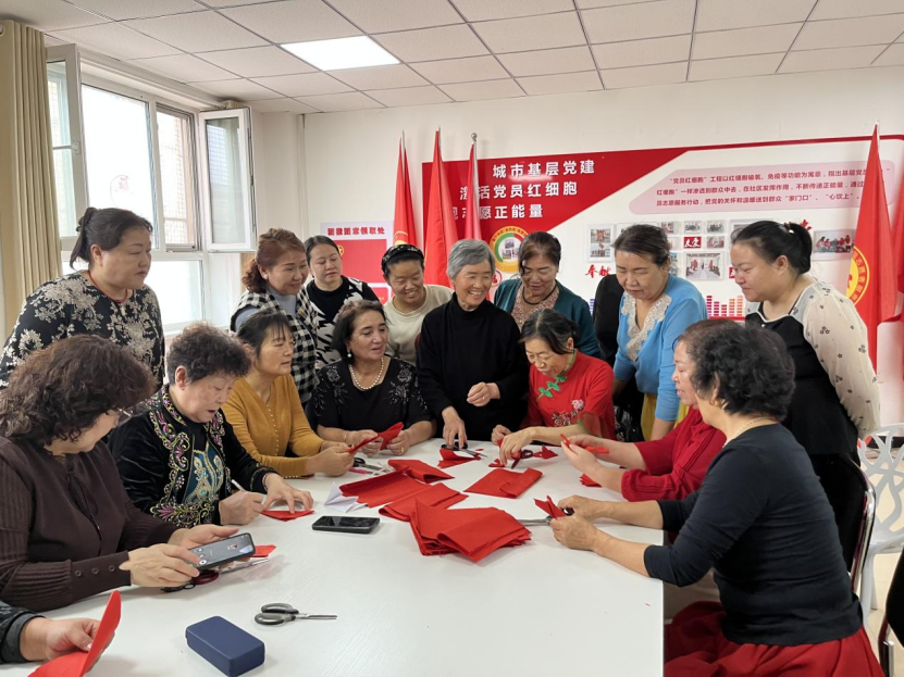 剪韻繪同心 康寧社區鄰里圍坐，巧手共剪幸福圖